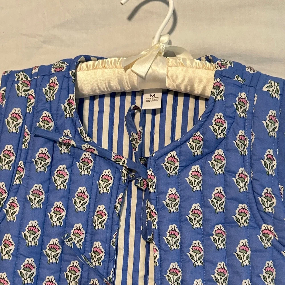 Blue Floral Quilted Vest - Women's Sleeveless Jacket - Picture 5 of 12